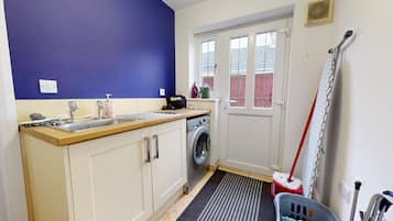 House | Private kitchen | Fridge, microwave, oven, stovetop