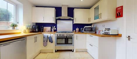 Maison | Cuisine privée | Réfrigérateur, micro-ondes, four, plaque de cuisson