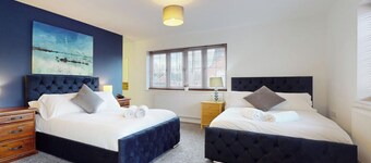 5-bedroom Home - Sleeps 16 - Ideal for Groups