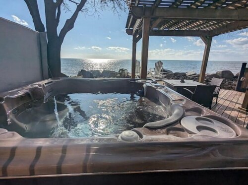 The Lakeside house, a retreat spot with Hot Tub