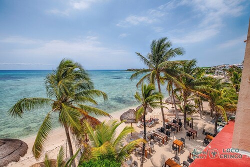 Beachfront penthouse condo, onsite restaurant, AC and swimming pool!