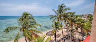 Beachfront penthouse condo, onsite restaurant, AC and swimming pool!