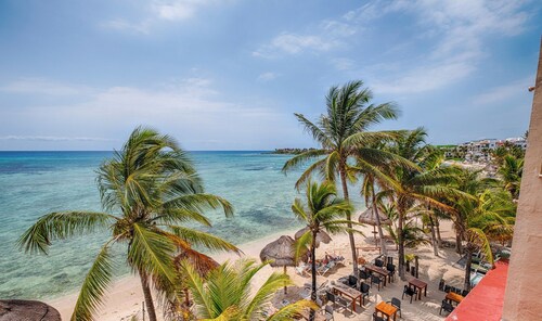 Beachfront penthouse condo, onsite restaurant, AC and swimming pool!