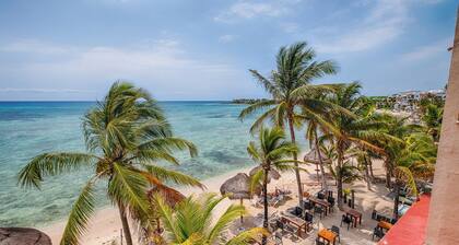 Beachfront penthouse condo, onsite restaurant, AC and swimming pool!