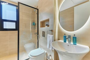 Apartment, 3 Schlafzimmer, Küche | Badezimmer | Dusche, Regendusche, kostenlose Toilettenartikel, Haartrockner