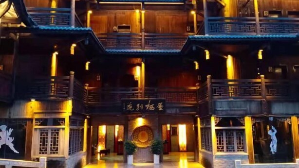 Un edificio de madera tradicional con un letrero que dice 'Dragon Spring Resort'.