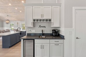 Fridge, microwave, oven, stovetop - Modern Sound: New Build, Pool, Elevator, Rec Room (Corolla)