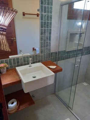 Apartamento superior | Baño | Ducha, toallas, jabón y papel higiénico