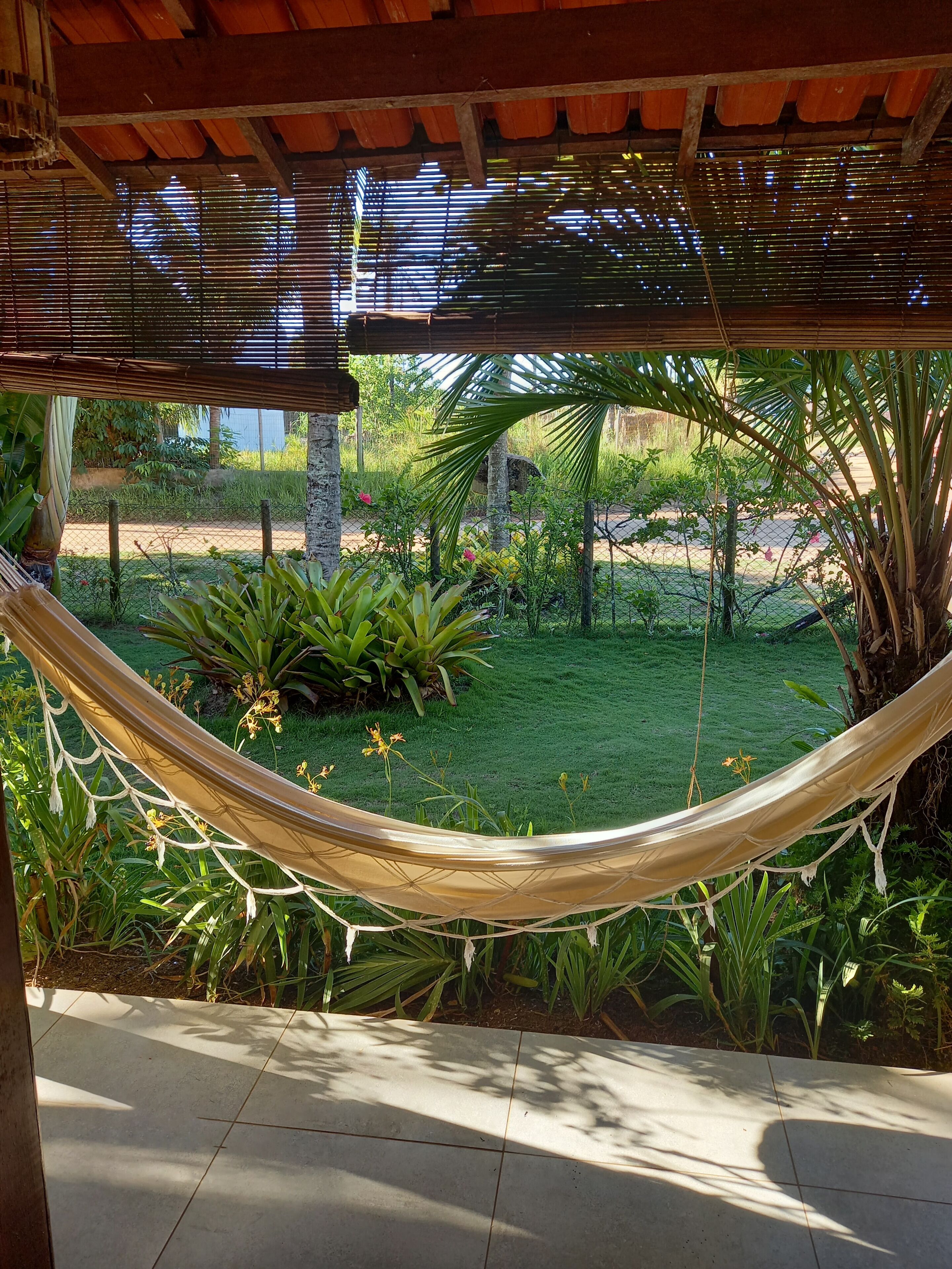 Vierpersoonskamer | Woonruimte | Een 32-inch smart-tv met satellietzenders, Netflix en streamingdiensten