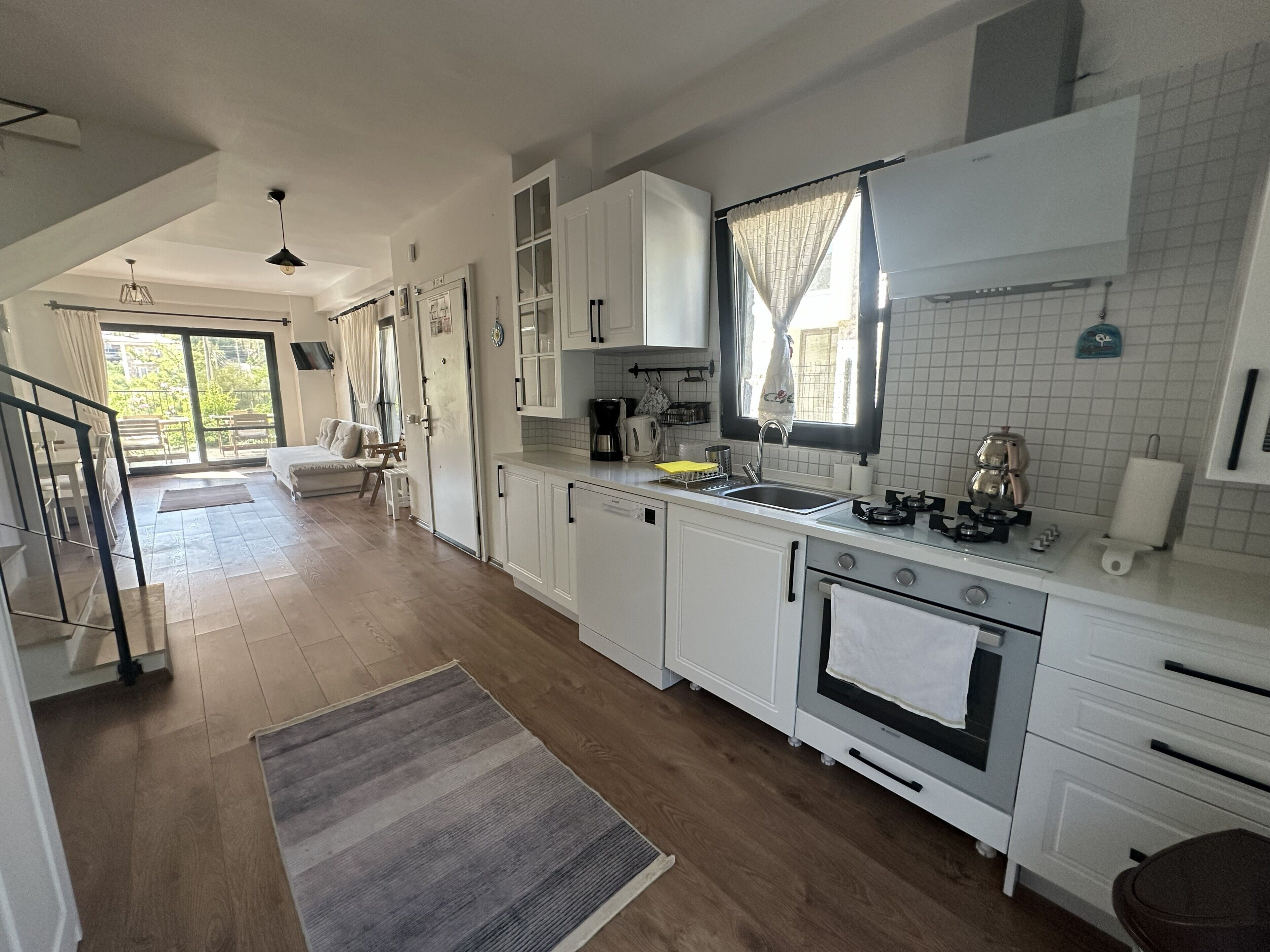 Villa familiale, 2 chambres, cuisine, côté jardin | Cuisine privée | Réfrigérateur grande capacité avec congélateur, un four