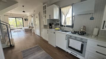 Villa familiale, 2 chambres, cuisine, côté jardin | Cuisine privée | Réfrigérateur grande capacité avec congélateur, un four