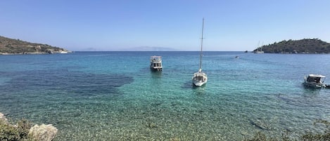 Ranta lähistöllä, valkoista hiekkaa