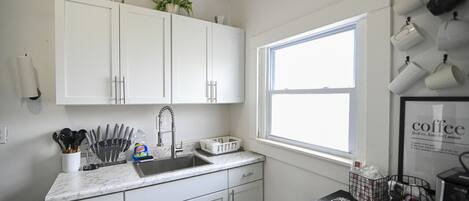 Een koelkast, een microgolfoven, een oven, een kookplaat