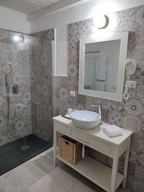 Douche, sĂšche-cheveux, bidet, serviettes fournies
