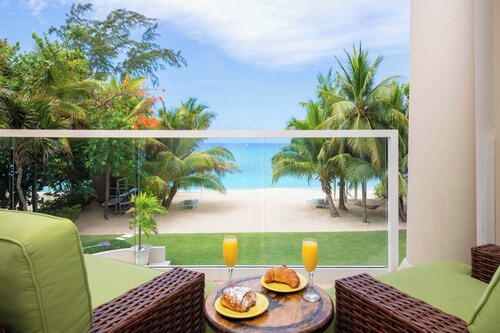 SeaBreeze #3: Luxe 7 Mile Beach Condo w/Pool, Jacuzzi + Pristine Beach