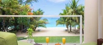 SeaBreeze #3: Luxe 7 Mile Beach Condo w/Pool, Jacuzzi + Pristine Beach