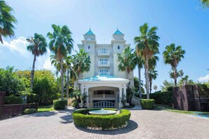 Exterior - SeaBreeze #3: Luxe 7 Mile Beach Condo w/Pool, Jacuzzi + Pristine Beach (West Bay)