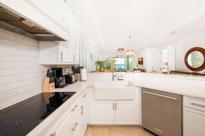 Fridge, microwave, oven, stovetop - SeaBreeze #3: Luxe 7 Mile Beach Condo w/Pool, Jacuzzi + Pristine Beach (West Bay)