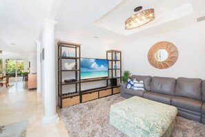 Smart TV, stereo - SeaBreeze #3: Luxe 7 Mile Beach Condo w/Pool, Jacuzzi + Pristine Beach (West Bay)