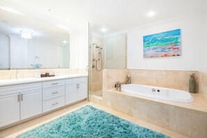 Douche, séchoir à cheveux, serviettes fournies, savon