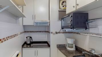 Apartemen | Dapur pribadi | Lemari es, microwave, oven, dan ketel listrik