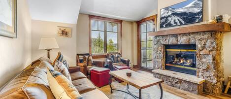 Smart TV, fireplace