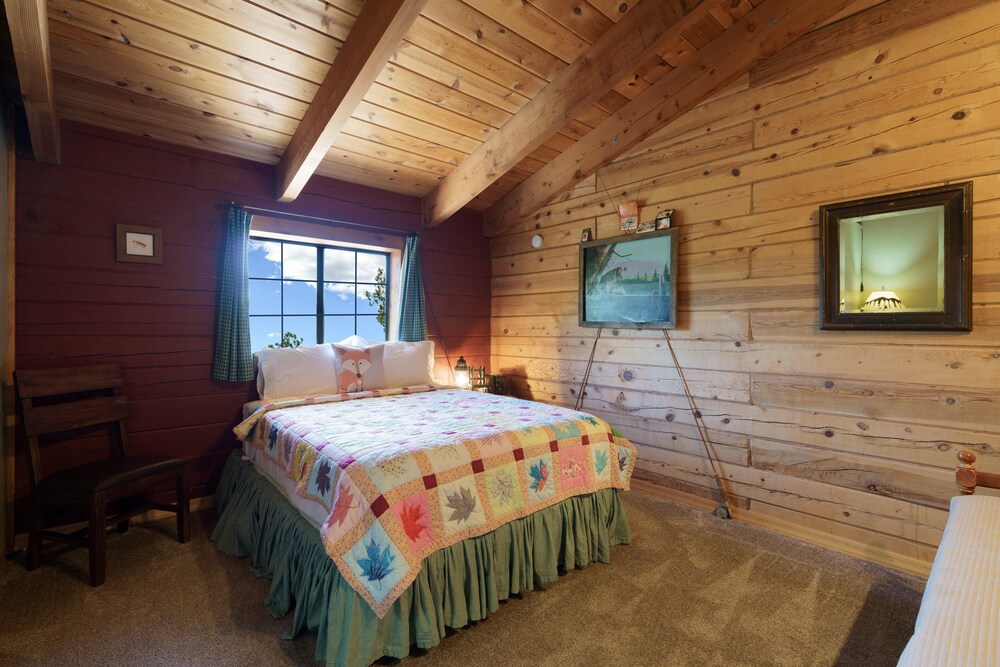 The Flying Fox Ranch Cabin on Gated 15 Acre lot w/Tree Fort & Social