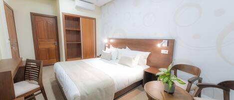 Chambre Junior, 1 trĂšs grand lit, vue ville | Coffres-forts dans les chambres, bureau