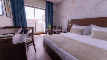 Comfort Double Room, 1 King Bed, Non Smoking | In-room safe, desk, laptop workspace, soundproofing