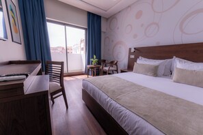 舒適雙人房, 1 張特大雙人床, 非吸煙房 | 客房內保險箱、書桌、筆電工作空間、隔音