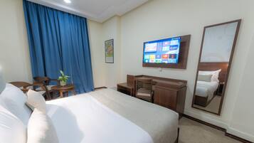 Phòng Junior, 1 giường cỡ king, quang cảnh thành phố | Két bảo mật tại phòng, bàn, khu vực làm việc phù hợp cho laptop