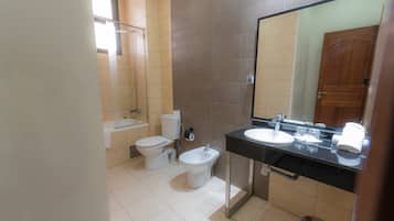 Junior Room, 1 King Bed, City View | In-room safe, desk, laptop workspace, soundproofing