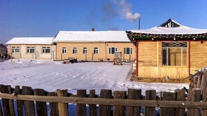 Edificio con tetto innevato e struttura in legno con una finestra.