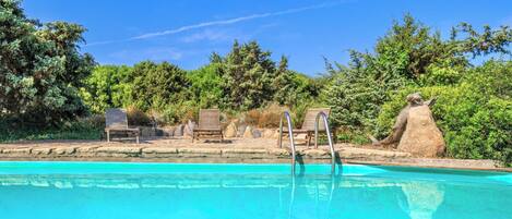 Alberca al aire libre por temporada y sombrillas en la alberca