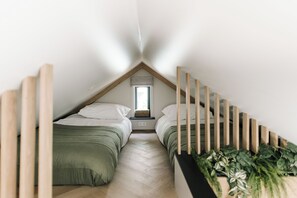 3 quartos, escrivaninha, ferros/tábuas de passar roupa, berço de viagem