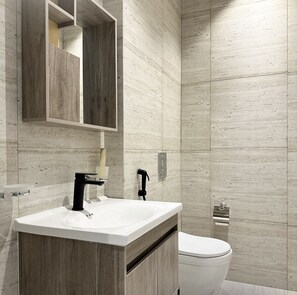 Appartement Design, 3 chambres | Salle de bain | Articles de toilette gratuits, sèche-cheveux, peignoirs, chaussons