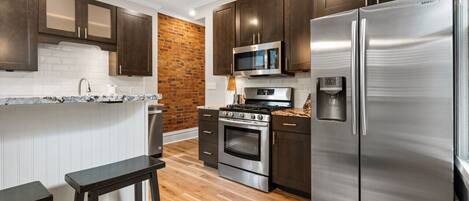 Kühlschrank, Mikrowelle, Ofen, Herdplatte