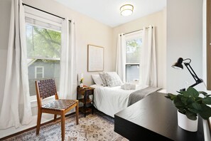 3 bedrooms, desk, iron/ironing board, free WiFi - 3BR Home  with Private Patio in the German Village (Columbus)