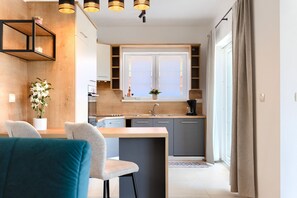 Réfrigérateur, four, lave-vaisselle, cafetière/bouilloire