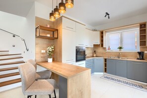 Kylskåp, ugn, diskmaskin och kaffe- och tebryggare
