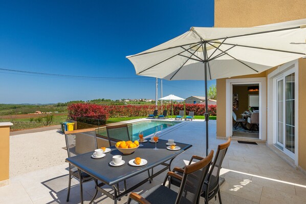 Outdoor dining - Villa Onit by Villas Guide (Vižinada)