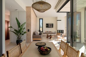 Smart-TV, Kamin, Bücher, Videothek