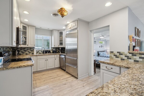 House, 5 Bedrooms | Private kitchen | Fridge, oven, coffee/tea maker, toaster - Private Villa With Pool And Sauna 5 Bedroom Home by RedAwning (Dania Beach)