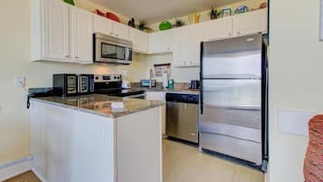 Condo, 1 Bedroom | Private kitchen | Fridge, oven, coffee/tea maker