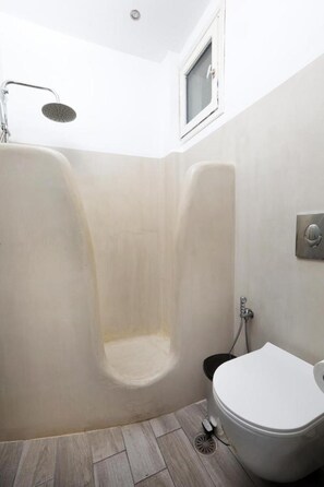 Apartment | Bathroom | Shower, hair dryer, towels - Verykokkos Pension I (Naxos)