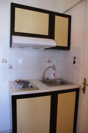 Cabin | Private kitchen | Fridge, stovetop - Verykokkos on the Beach (Naxos)