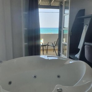 Cabin | Bathroom | Shower, free toiletries, hair dryer, towels - Verykokkos on the Beach (Naxos)