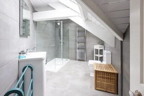 Douche, sèche-cheveux, serviettes fournies, shampoing