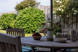 Cottage | Outdoor dining - Lovely 2-bed Cottage in St Brides, Pembrokeshire (Haverfordwest)