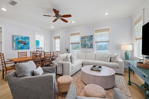 Smart TV, mesa de ping pong, libros